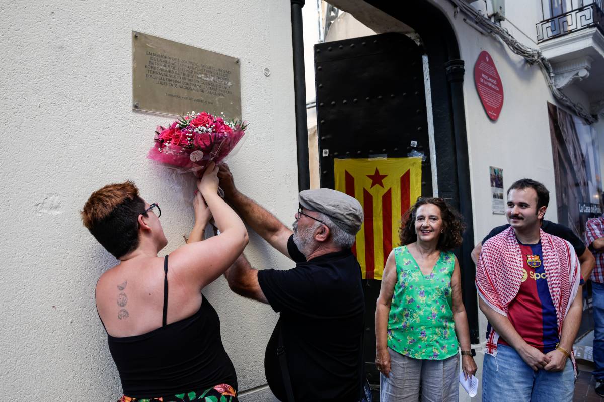 L’acte commemoratiu ha finalitzat amb l’ofrena floral i el cant d’”Els Segadors” - LLUÍS CLOTET L’acte commemoratiu ha finalitzat amb l’ofrena floral i el cant d’”Els Segadors”