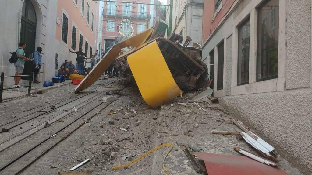 Un funicular de Lisboa descarrila i deixa almenys quinze morts
