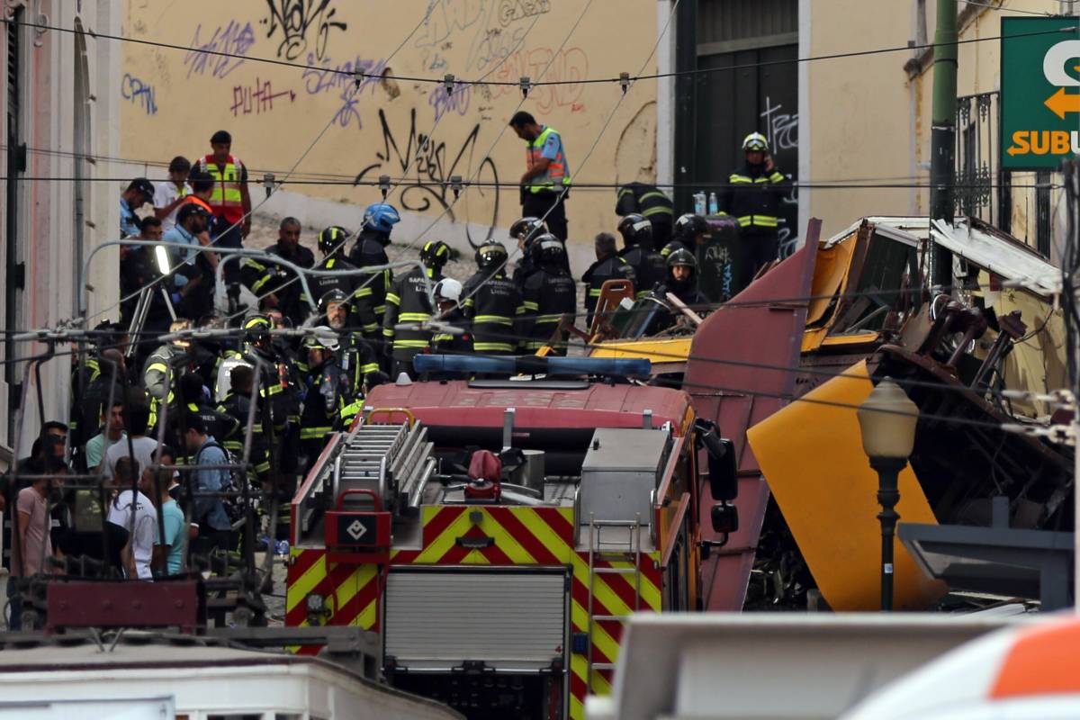 Un funicular de Lisboa descarrila i deixa 15 morts