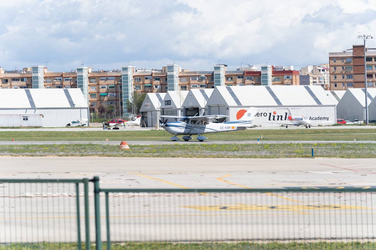 Una aeronau, a la pista de l’Aeroport. Al fons, l’hangar d’Aero Link Flight Academy  - / D. CHAO