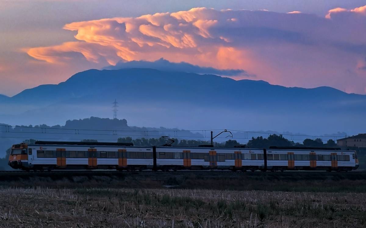 Estiu a Osona i el Lluçanès: un tren de l`R3 passant per Gurb durant una albada d`agost del 2025. - Emili Vilamala Estiu a Osona i el Lluçanès: un tren de l`R3 passant per Gurb durant una albada d`agost del 2025.