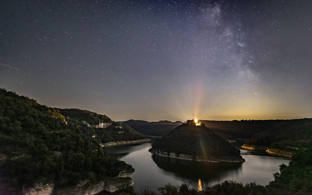 Estiu a Osona i el Lluçanès: estels i via làctia des del meandre de Sant Pere de Casserres, agost del 2025. - Emili Vilamala Estiu a Osona i el Lluçanès: estels i via làctia des del meandre de Sant Pere de Casserres, agost del 2025.