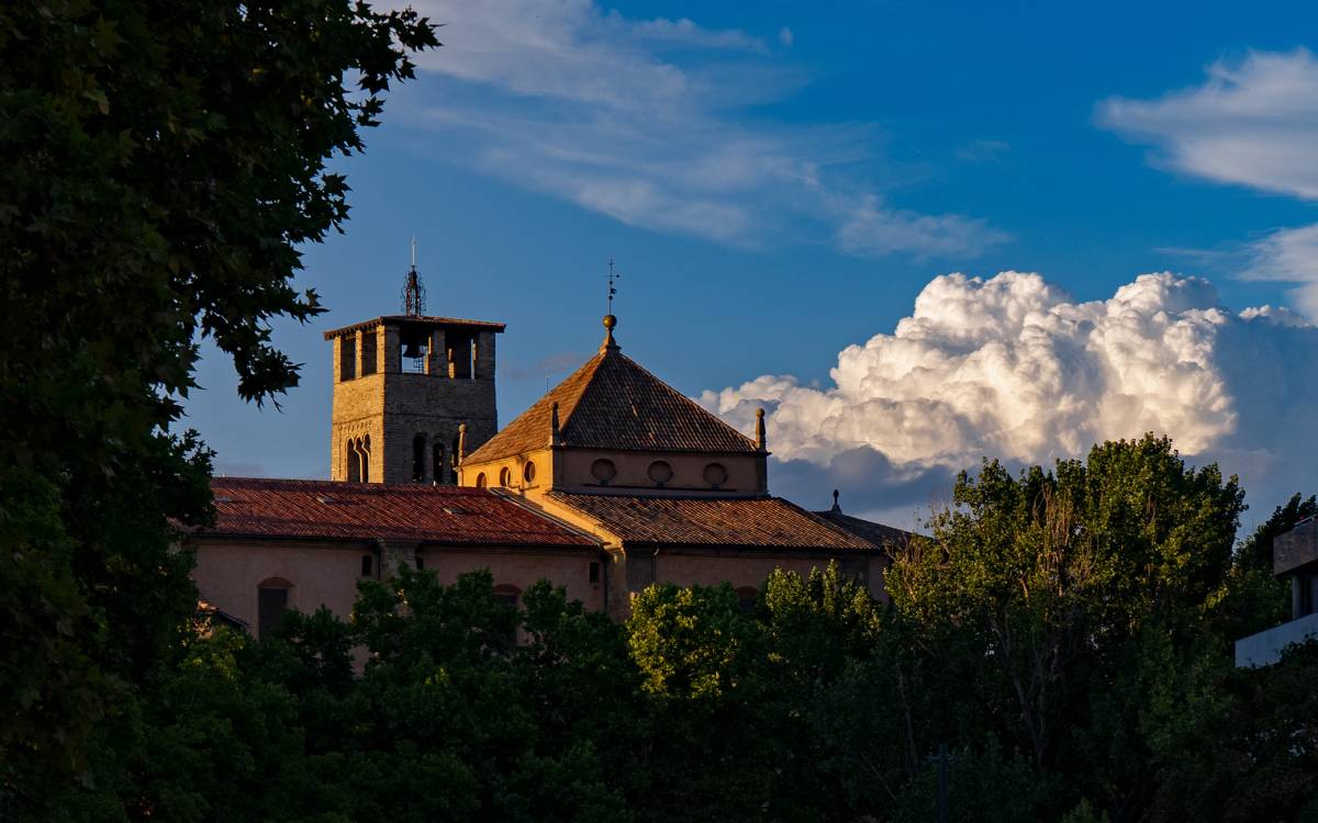 Estiu a Osona i el Lluçanès: la Catedral de Vic amb núvols amenaçadors de fons, setembre del 2025. - Emili Vilamala Estiu a Osona i el Lluçanès: la Catedral de Vic amb núvols amenaçadors de fons, setembre del 2025.