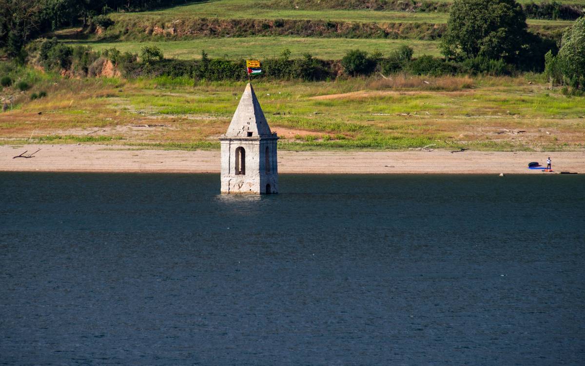 Estiu a Osona i el Lluçanès: campanar del pantà de Sau, setembre del 2025. - Emili Vilamala Estiu a Osona i el Lluçanès: campanar del pantà de Sau, setembre del 2025.