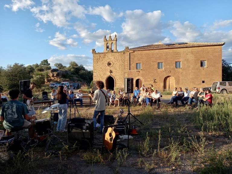 Elna Quartet omple de música la plaça de l’Església Nova de Sallent de Pinell - 