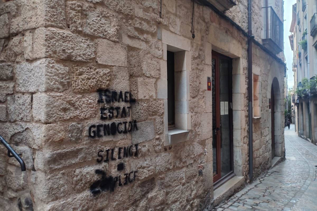 Apareixen unes pintades contra Israel a la façana del centre jueu de Girona