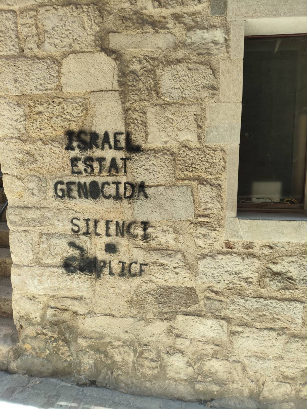 Una de les pintades a la seu del centre jueu a Girona - Cedida Una de les pintades a la seu del centre jueu a Girona