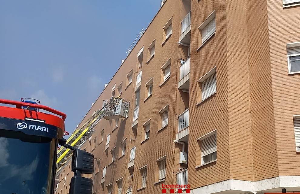 L’incendi en un edifici a Amposta obliga a evacuar 17 persones