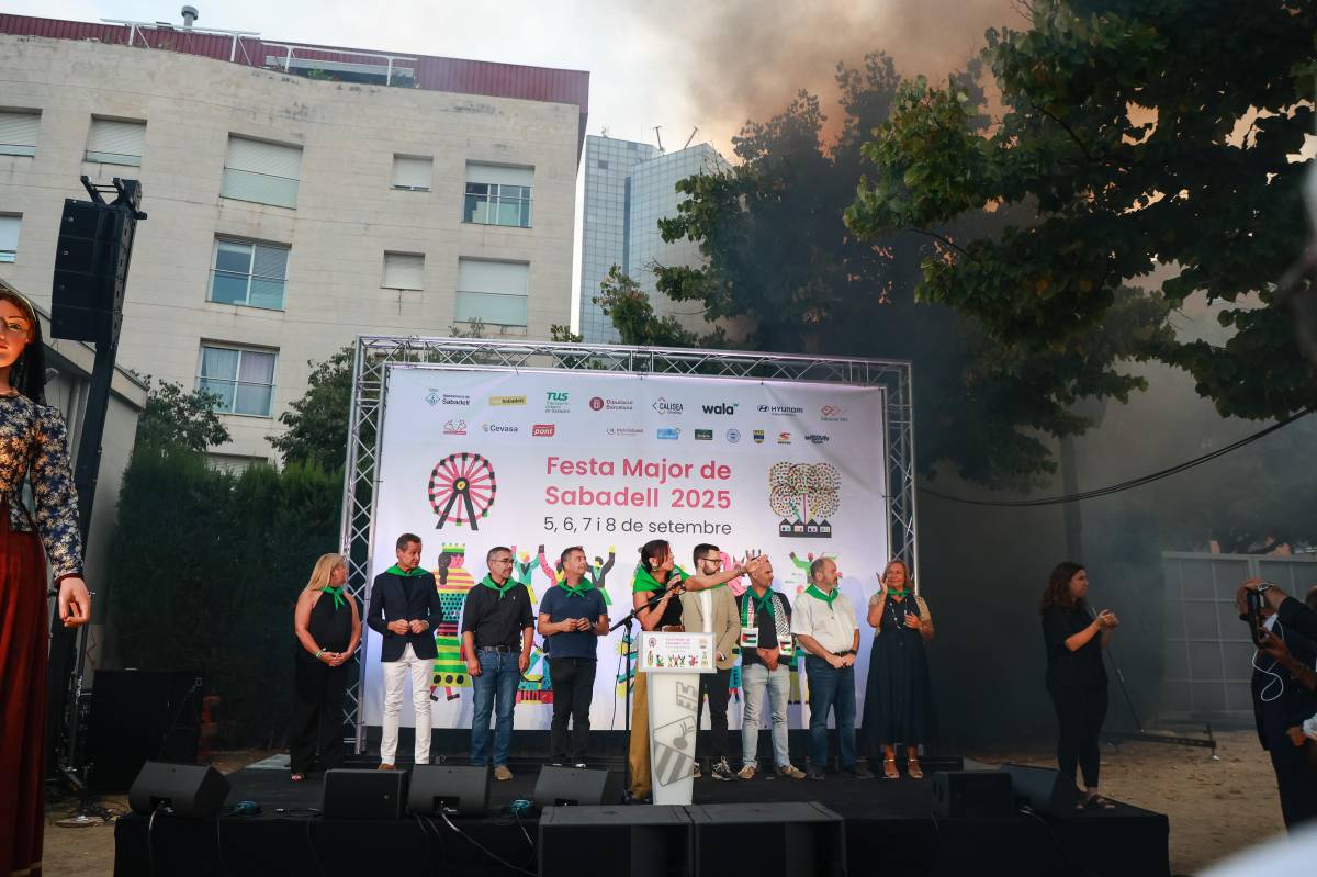 Policies municipals de Sabadell intenten boicotejar el discurs de Festa Major de Farrés: "No em deixen parlar"