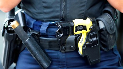Torna la sintonia per portar les pistoles Taser a la Guàrdia Urbana de Barcelona: Junts, PSC, PP i Vox s'hi posen d'acord