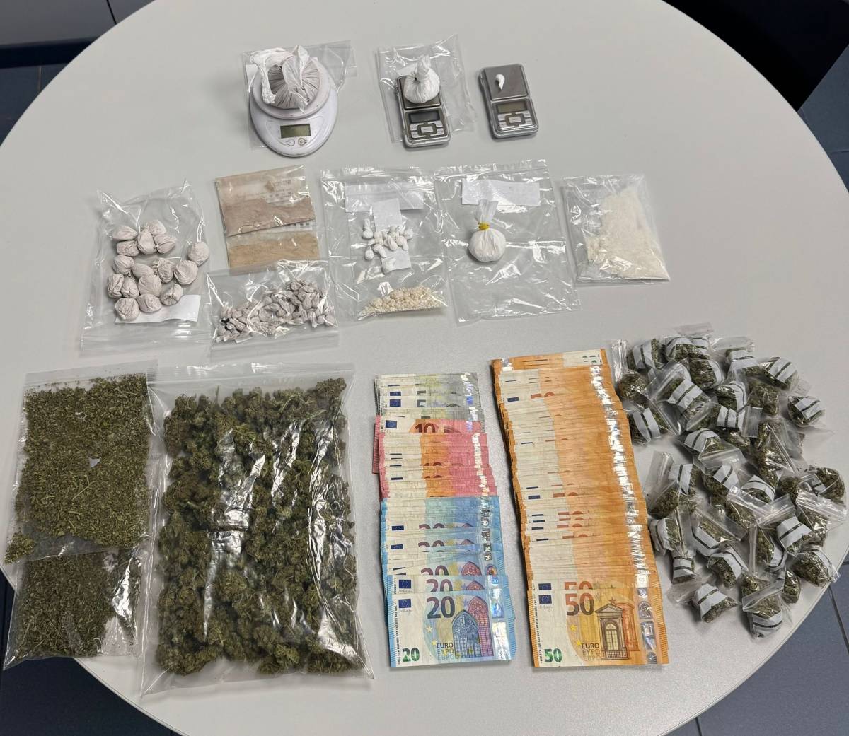 Cau a Lleida un «narco» amb antecedents amb més de mig quilo de droga i milers d’euros amagats