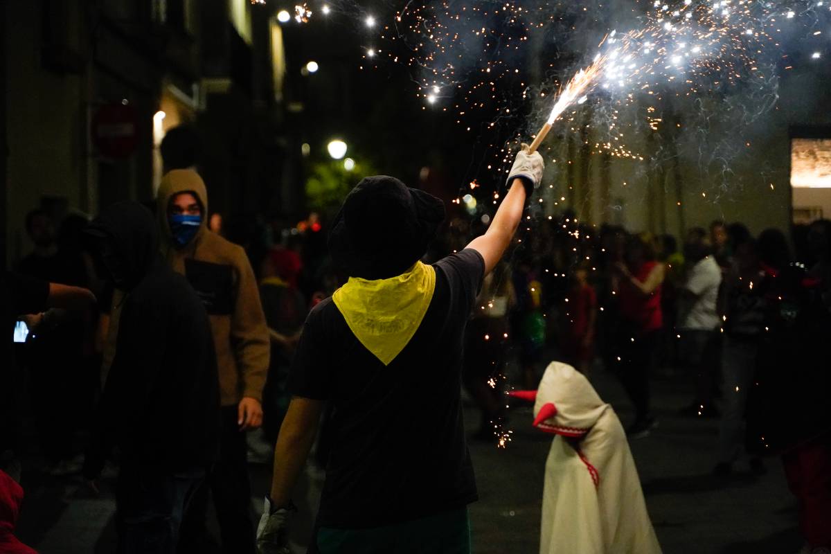 FOTOS | L'Animalada Gran i el Pregó Alternatiu encenen la metxa de la Festa Major de Sabadell