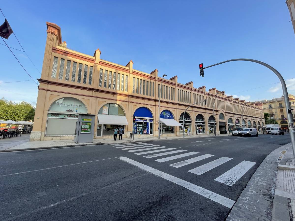 Tortosa obri la licitació de les botigues exteriors buides del mercat municipal per reactivar l’activitat comercial