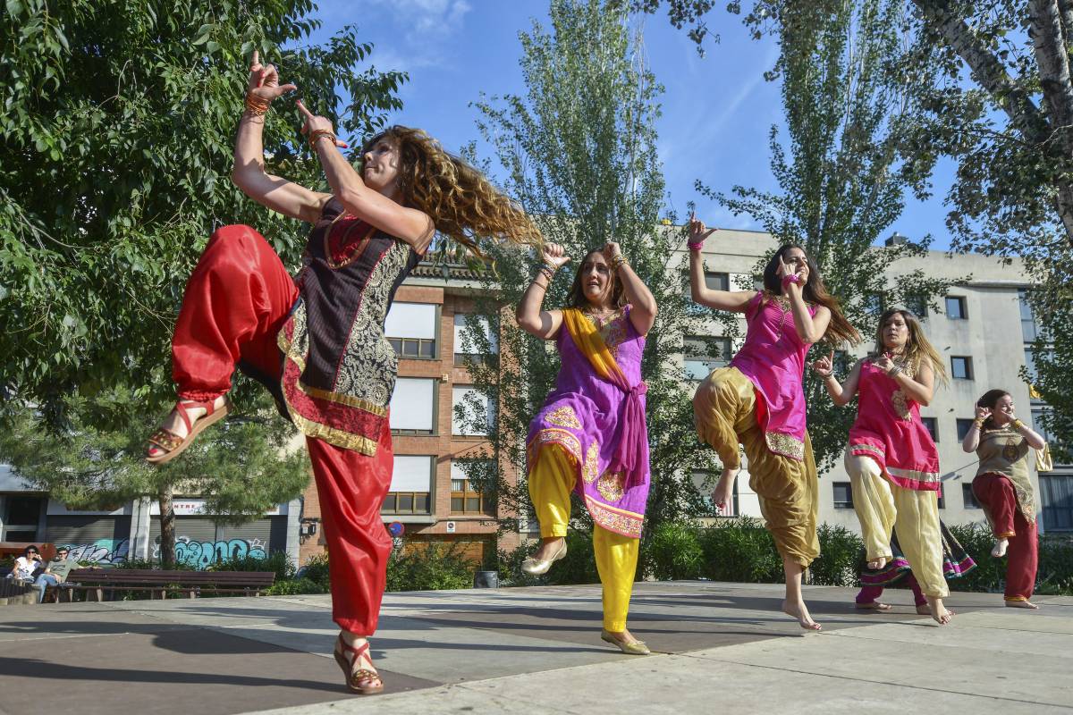 Volta al món a través de la música i la dansa per Festa Major