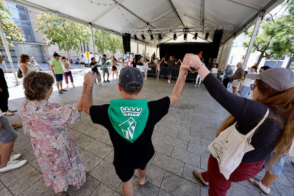 La sardana guanya adeptes amb tallers d'iniciació: 