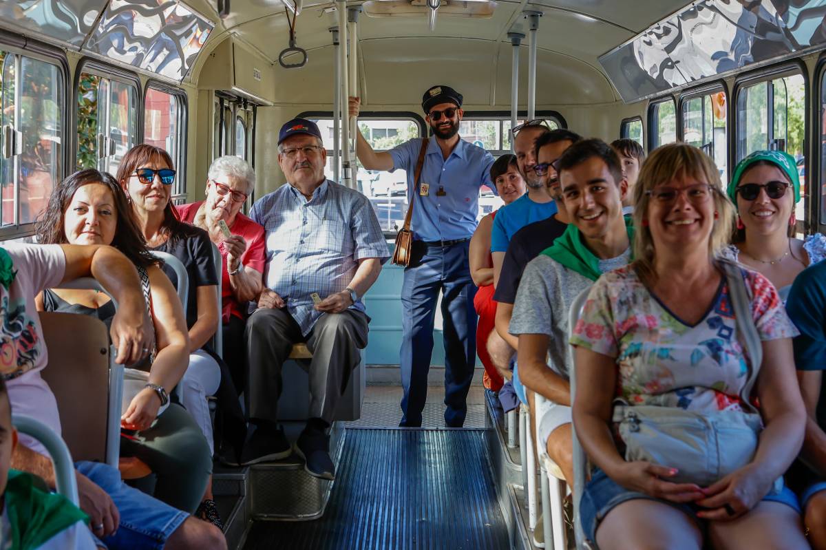 FOTOS | Sabadell viatja més de 50 anys enrere amb la passejada d'autobusos històrics