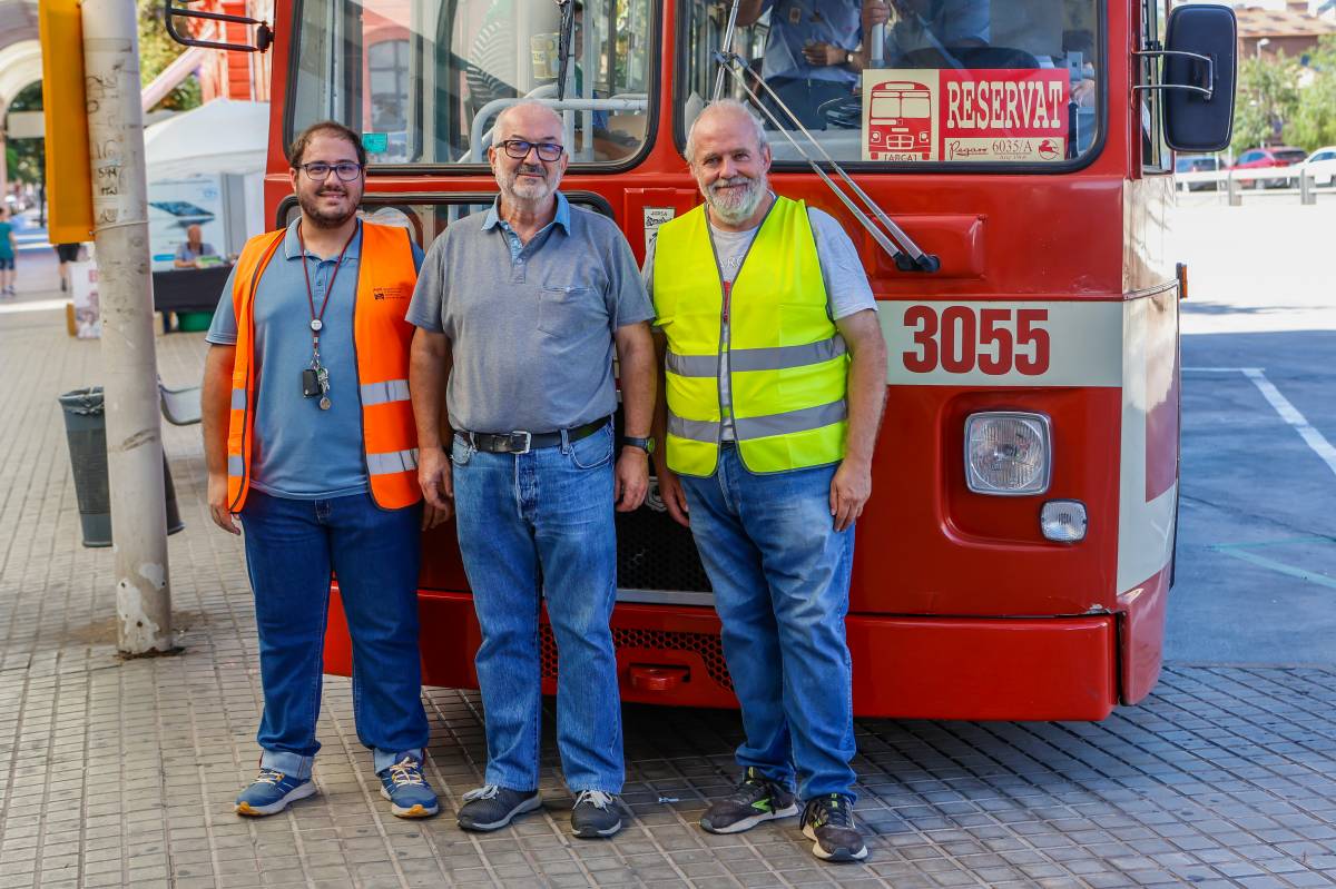 Desenes de persones han fet una ruta en un autobús històric - Juanma Peláez Desenes de persones han fet una ruta en un autobús històric
