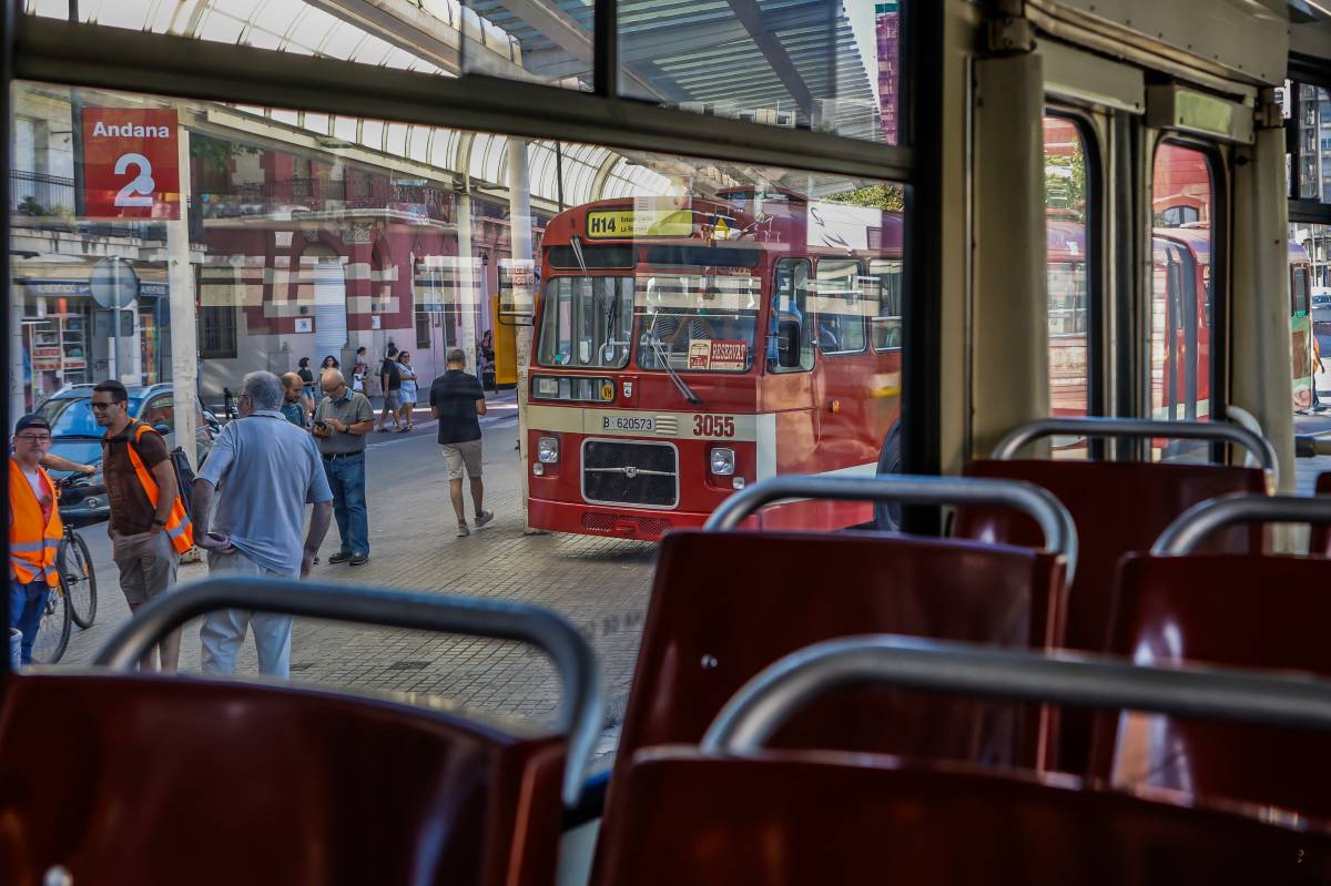 Desenes de persones han fet una ruta en un autobús històric - Juanma Peláez Desenes de persones han fet una ruta en un autobús històric