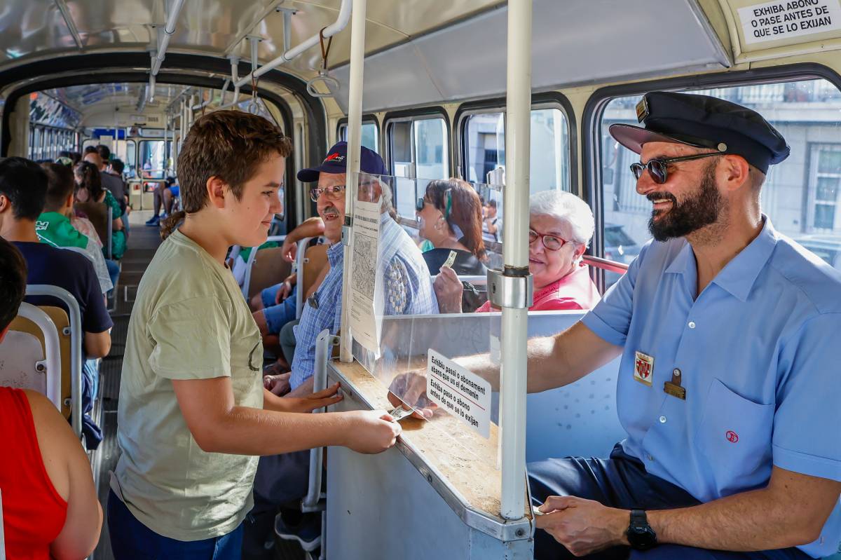 Desenes de persones han fet una ruta en un autobús històric - Juanma Peláez Desenes de persones han fet una ruta en un autobús històric