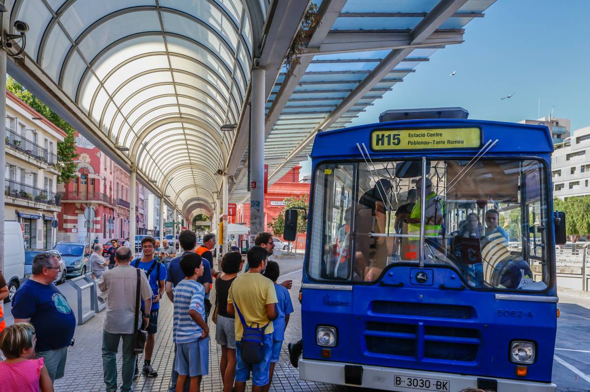 Desenes de persones han fet una ruta en un autobús històric - Juanma Peláez Desenes de persones han fet una ruta en un autobús històric