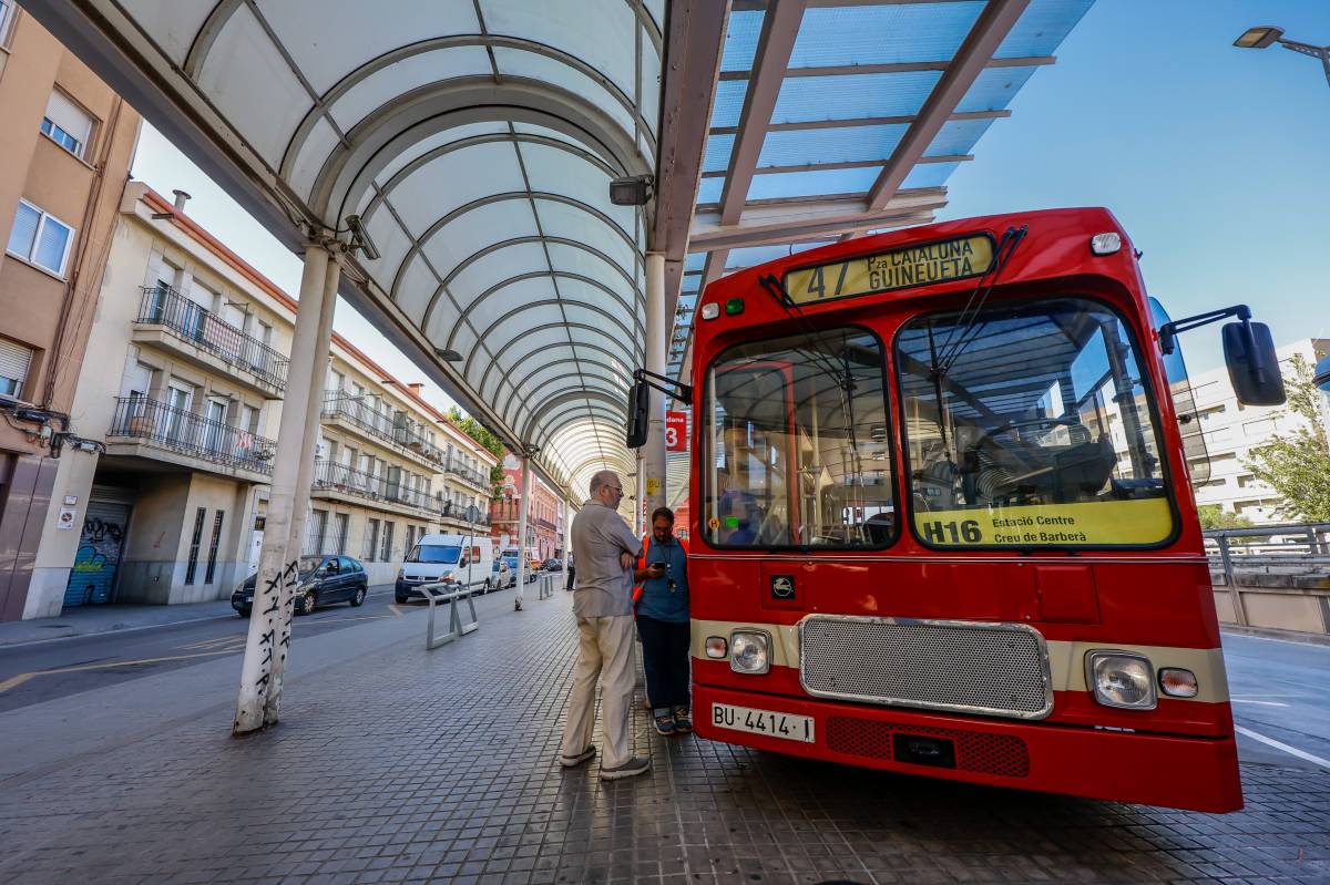 Desenes de persones han fet una ruta en un autobús històric - Juanma Peláez Desenes de persones han fet una ruta en un autobús històric