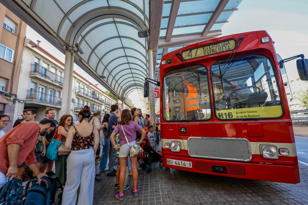 Desenes de persones han fet una ruta en un autobús històric - Juanma Peláez Desenes de persones han fet una ruta en un autobús històric