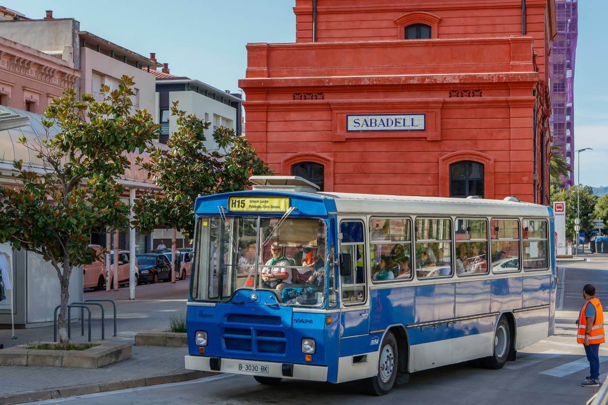 Desenes de persones han fet una ruta en un autobús històric - Juanma Peláez Desenes de persones han fet una ruta en un autobús històric