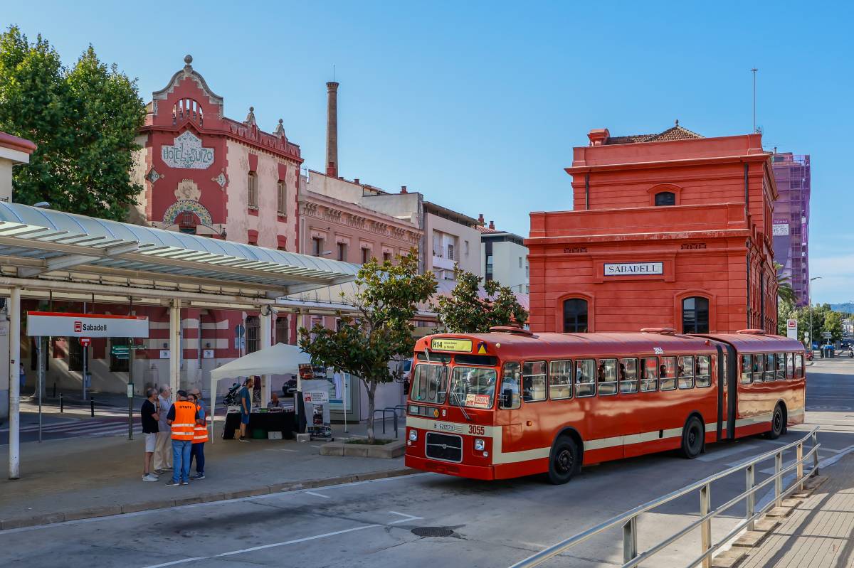 Desenes de persones han fet una ruta en un autobús històric - Juanma Peláez Desenes de persones han fet una ruta en un autobús històric