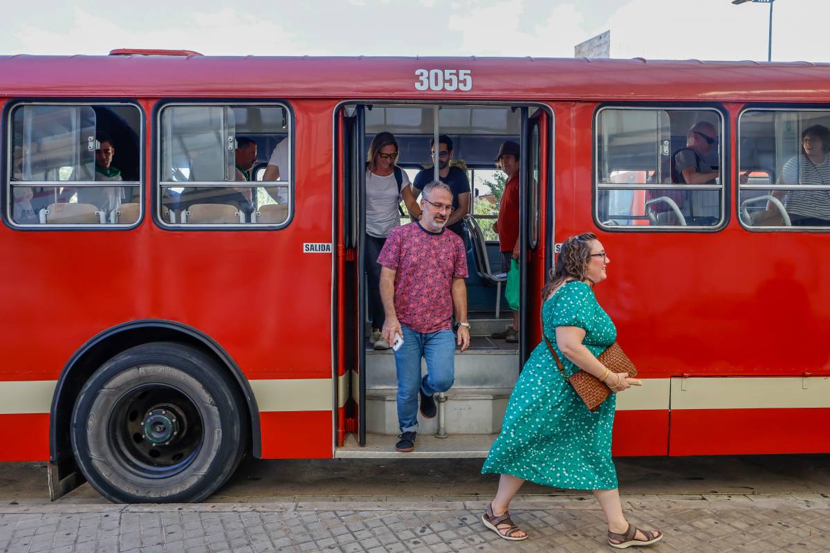Desenes de persones han fet una ruta en un autobús històric - Juanma Peláez Desenes de persones han fet una ruta en un autobús històric