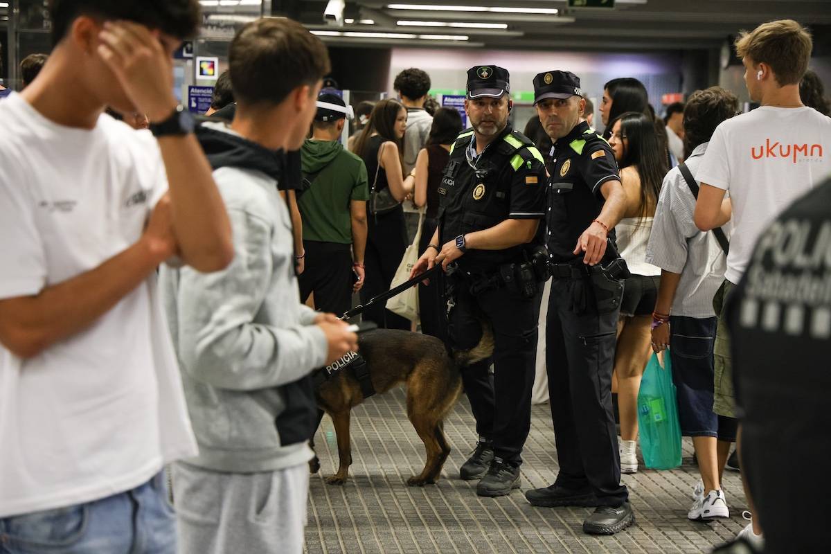 FOTOS | Control policial a l'estació dels FGC a la Creu Alta