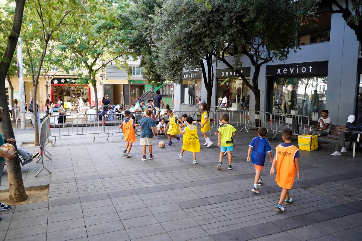 Desenes d`infants han gaudit i jugat al lloc - David Chao Desenes d`infants han gaudit i jugat al lloc