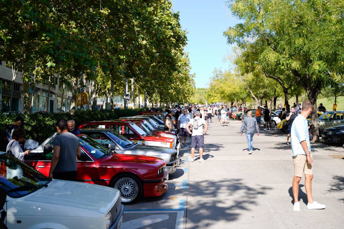 Els vehicles clàssics envaeixen Sabadell per Festa Major