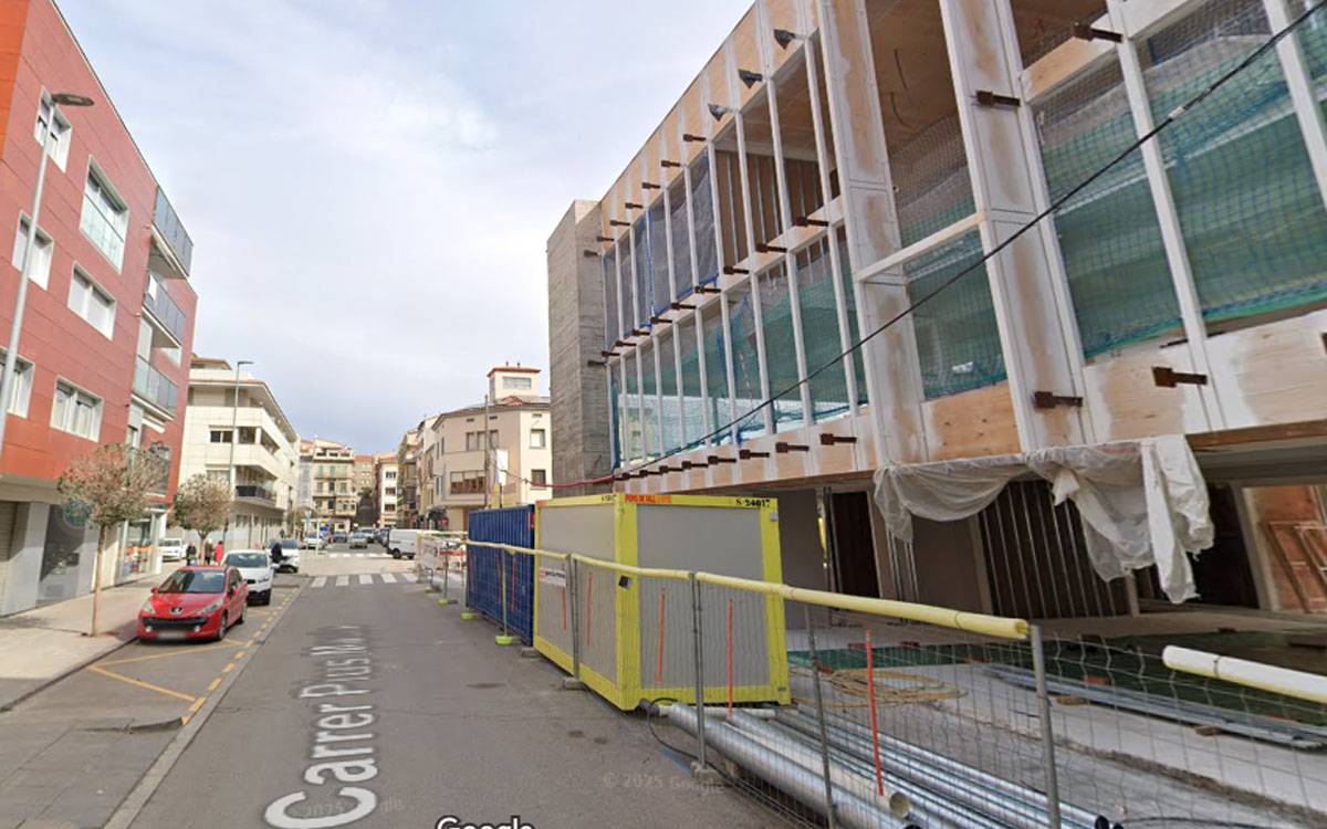 Afectacions de trànsit al carrer Pius Macià de Súria pel muntatge de lames de la nova Biblioteca