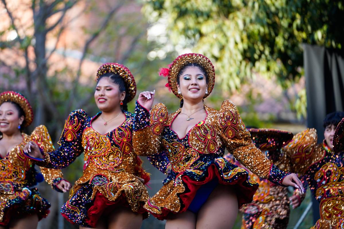 Els caporals bolivians omplen de ritme la Festa Major de Sabadell