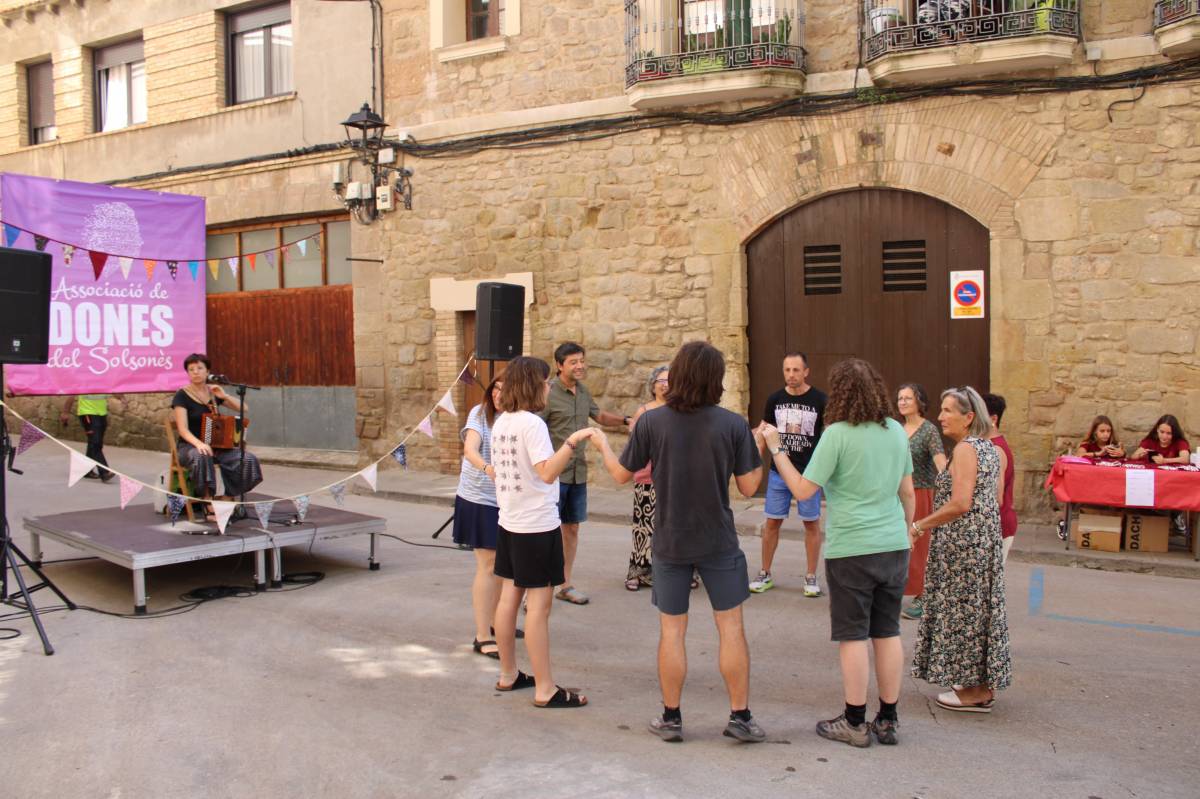 L'acordionista Irene Augé omple de folk i balls populars la Plaça de Sant Isidre 