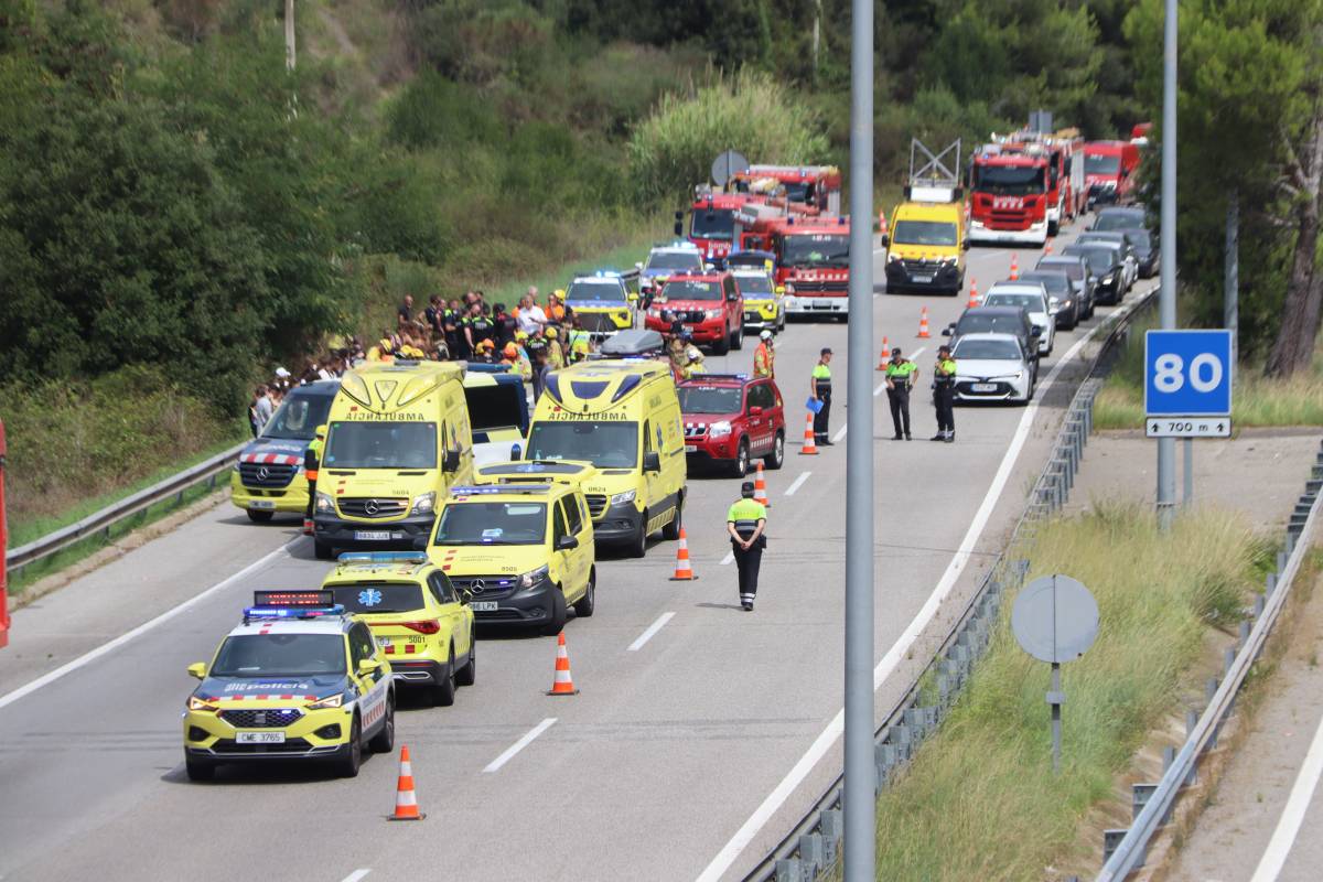 Un autocar bolca a la C-32 al Maresme i deixa més de 50 ferits