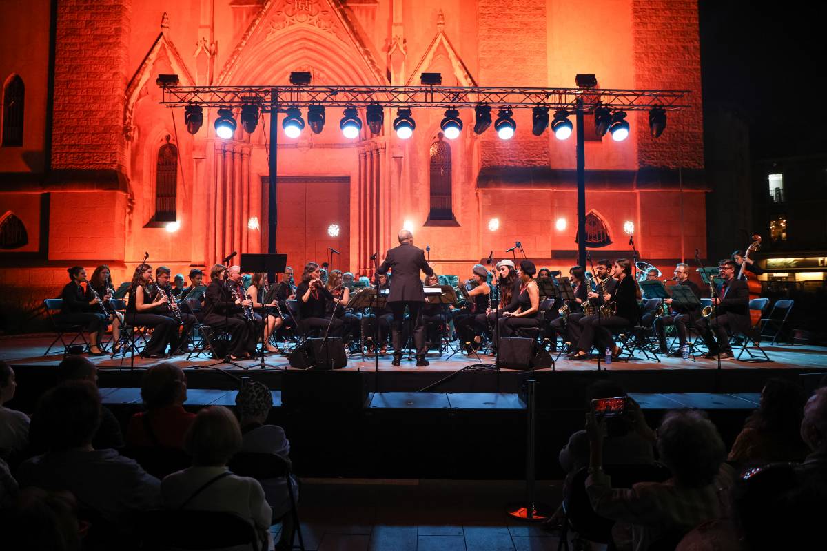 La Banda de Música de Sabadell torna a omplir la plaça Sant Roc per Festa Major - VÍCTOR CASTILLO La Banda de Música de Sabadell torna a omplir la plaça Sant Roc per Festa Major