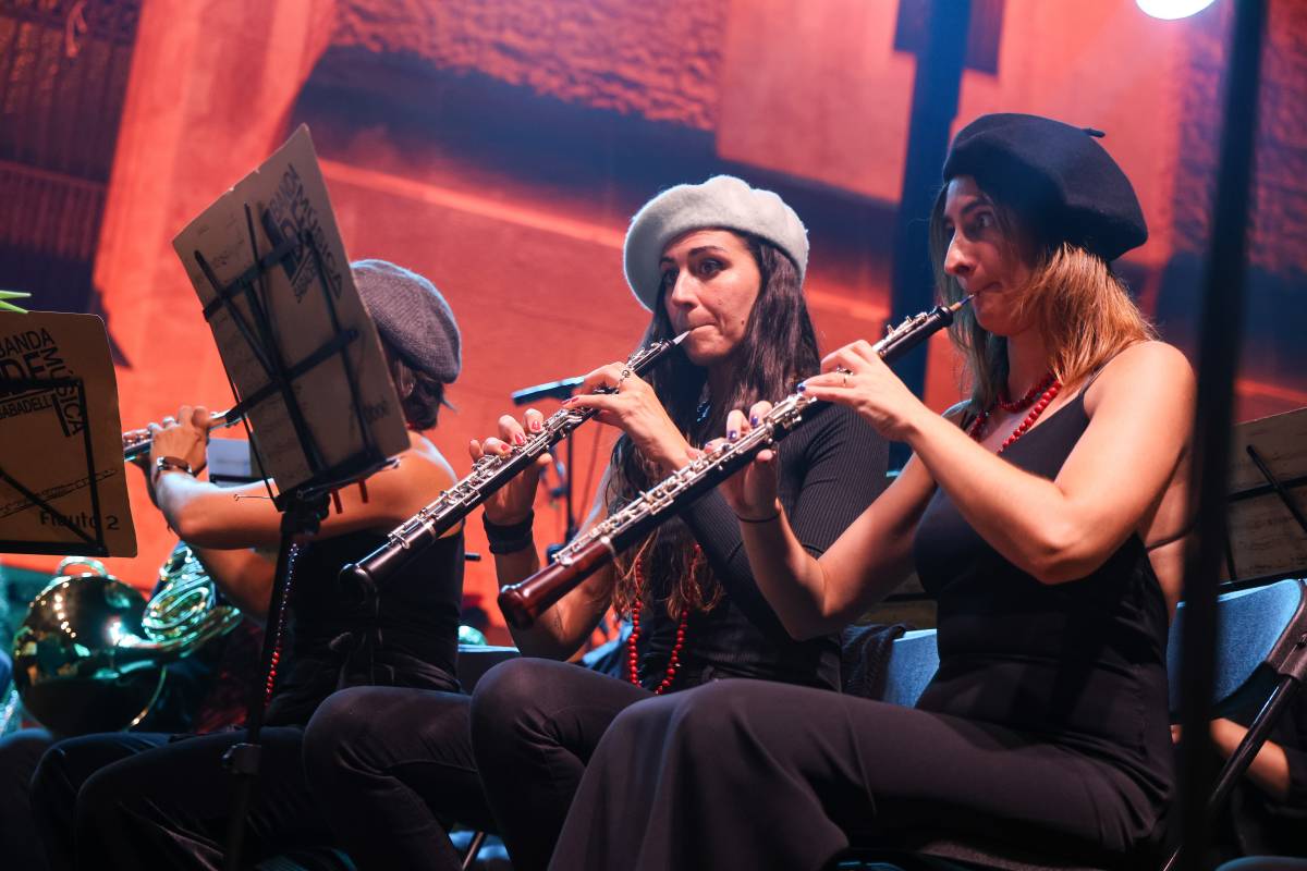 La Banda de Música de Sabadell torna a omplir la plaça Sant Roc per Festa Major - VÍCTOR CASTILLO La Banda de Música de Sabadell torna a omplir la plaça Sant Roc per Festa Major