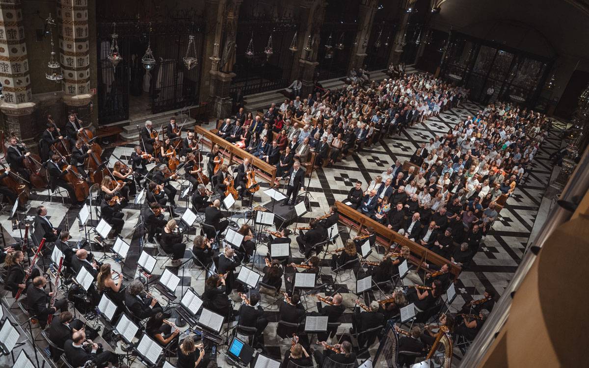 Montserrat celebra el Mil·lenari amb un concert multitudinari del Liceu i l'Orfeó Català