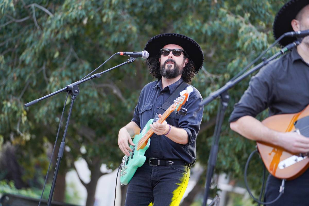 Os Vigilantes a la plaça de la Creu Alta - DAVID CHAO Os Vigilantes a la plaça de la Creu Alta