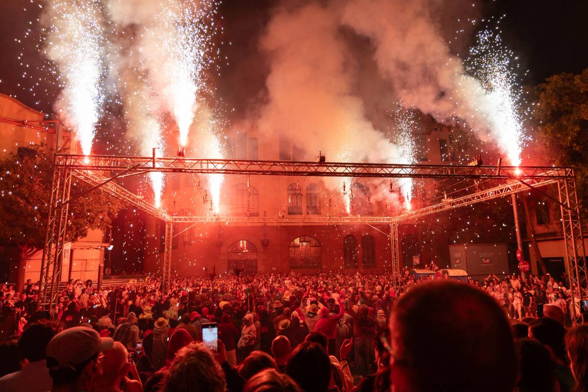 Desfilada d'espurnes i foc a la cercavila infernal de la Festa Major de Sabadell