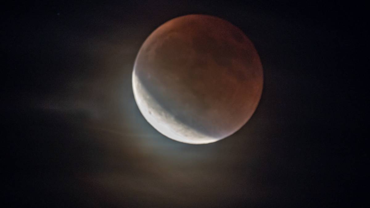 L`eclipsi total de lluna vist des de Manlleu - Carme Molist L`eclipsi total de lluna vist des de Manlleu