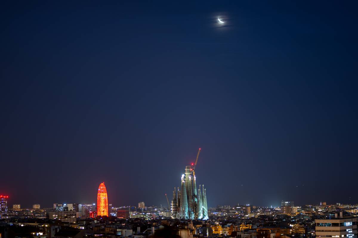 L`eclipsi total de lluna al cel de Barcelona - Lorena Sopêna / Europa Press L`eclipsi total de lluna al cel de Barcelona