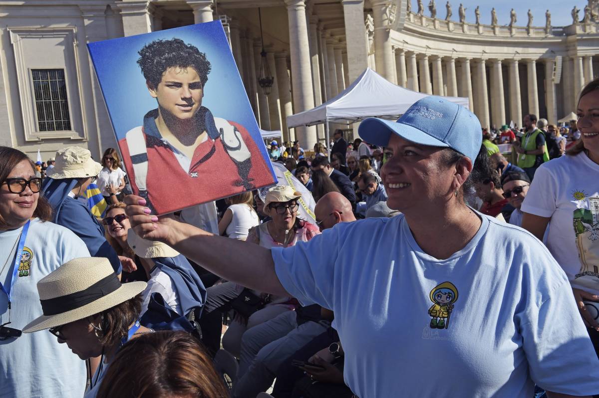 Una persona amb una imatge de Carlo Acutis al Vaticà - Stefano Spaziani / Europa Press Una persona amb una imatge de Carlo Acutis al Vaticà