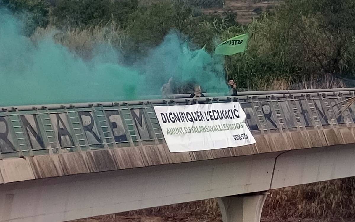 Acció de protesta de l'USTEC-STEs IAC a Manresa en l'inici del curs escolar