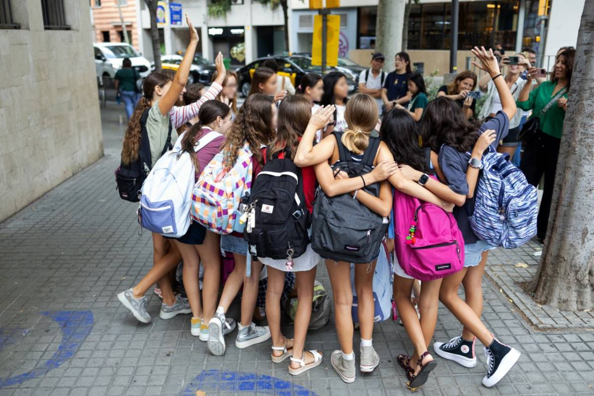 Un grup d`amigues es retroba el primer dia d`escola - Hugo Fernández Un grup d`amigues es retroba el primer dia d`escola