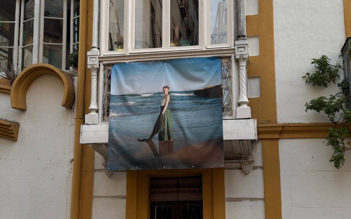 Fotografies reinterpretant les llegendes del Camp de Tarragona vesteixen els balcons de la Part Alta