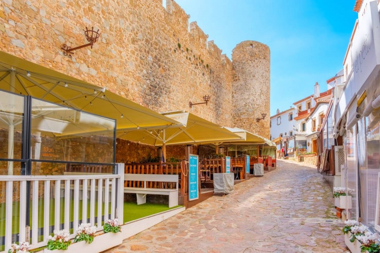 Tossa de Mar no donarà noves llicències per a comerços d'estètica, fundes de mòbil i basars