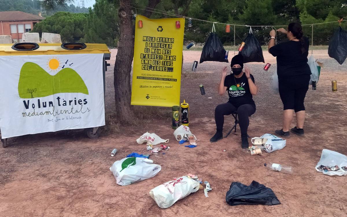 Voluntàries Mediambientals de Sant Joan visibilitzen l'impacte dels residus amb una performance