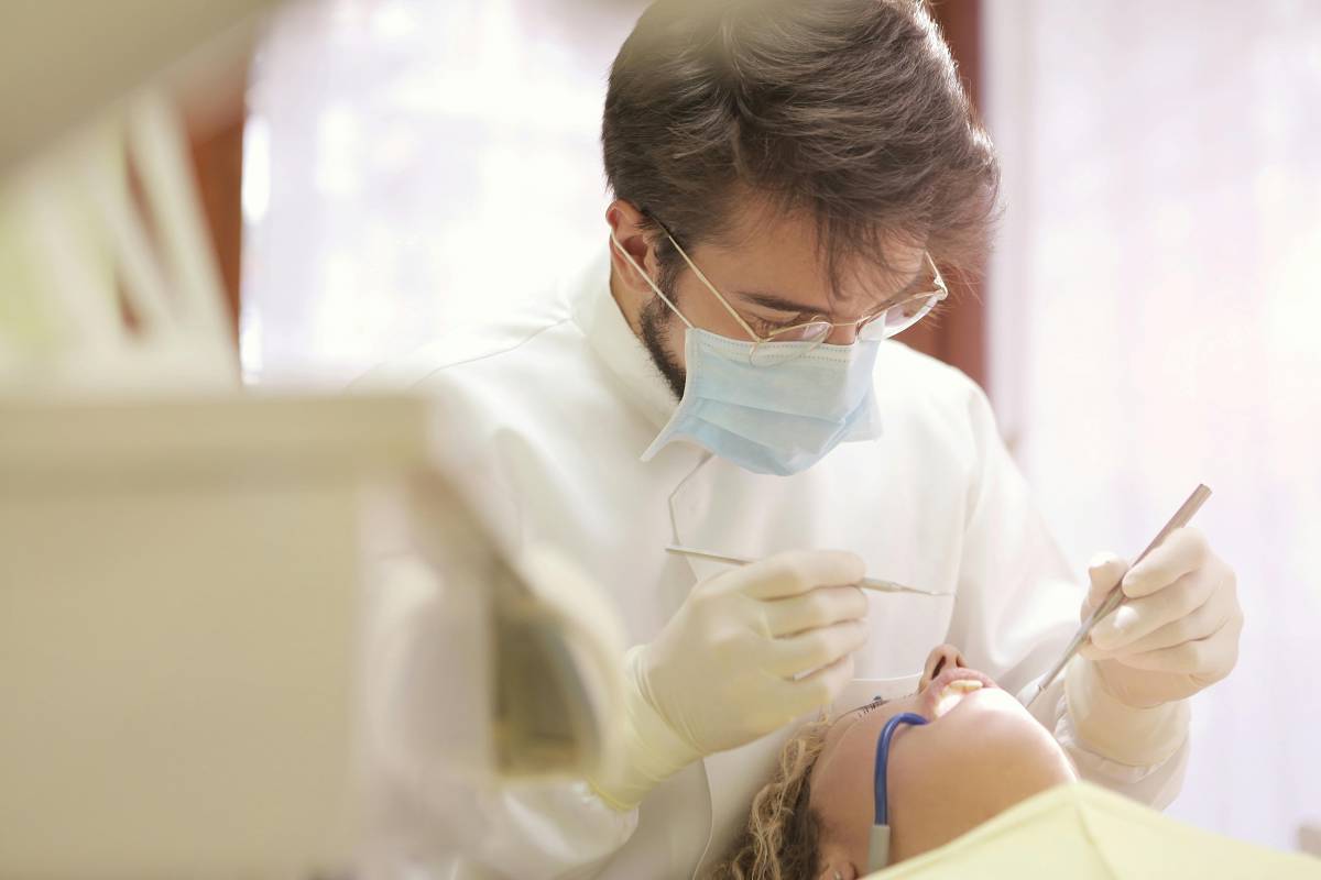 El motiu pel qual les dents es posen grogues, segons una ortodontista